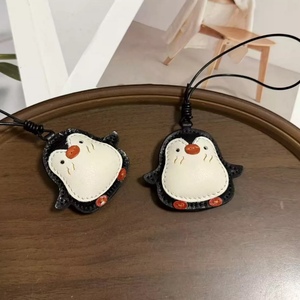Llavero de pingüino de cuero de primera calidad, hecho a mano, 3D, de doble cara, colgante para bolso, mini colgante curativo para estilo invernal y regalos - Product Image 2