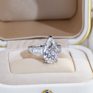 Bague de fiançailles Messi Jewelry MSR-1721 en or 14 carats avec diamant de laboratoire IGI en forme de poire et diamants baguette sur les côtés - Product Image 6