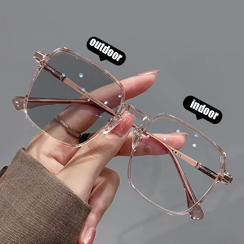 نظارات عصرية متغيرة لألوان العدسات مضادة للضوء الأزرق إطار مربع مضاد للإشعاع نظارات كمبيوتر فوتوكرومية للنساء