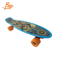Planche à roulettes adulte 22 ''avec roue en plastique PU et étiquette de moulage Planche à roulettes en plastique poisson jeunesse