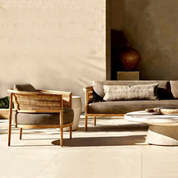 Ensemble de meubles de jardin en teck, canapé et chaises minimalistes de luxe pour hôtel, villa, salon et cour.