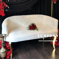 Canapé-lit Royal en Velours Doré avec Piétement Métallique pour Mariages ou Hôtels