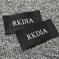 Étiquettes tissées en rouleau pour vêtements, logo de marque personnalisé, damassé haute densité, satin, pliées sur le bord, étiquette de col, à coudre, thermocollantes, adhésives