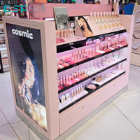 Comptoir d'exposition multi-niveaux en bois pour produits cosmétiques et de soin de la peau, avec éclairage LED et revêtement par pulvérisation haute brillance, fabriqué en usine au Vietnam.