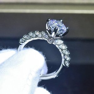 Anello da donna effetto moissanite, elegante gioiello di tendenza, accessorio di lusso leggero in stile zircone - Product Image 2