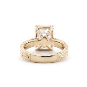 Bague solitaire vintage gravée taille émeraude en or 18 carats avec diamant de laboratoire, style hip-hop, plaqué or, bijou raffiné et élégant - Product Image 3