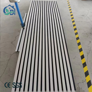 Design moderne en PU lamelle acoustique effet bois NRC revêtement <span class=keywords><strong>pour</strong></span> les murs d'hôtel insonorisé cannelé Akupanel décor chêne effet noyer - Product Image 1