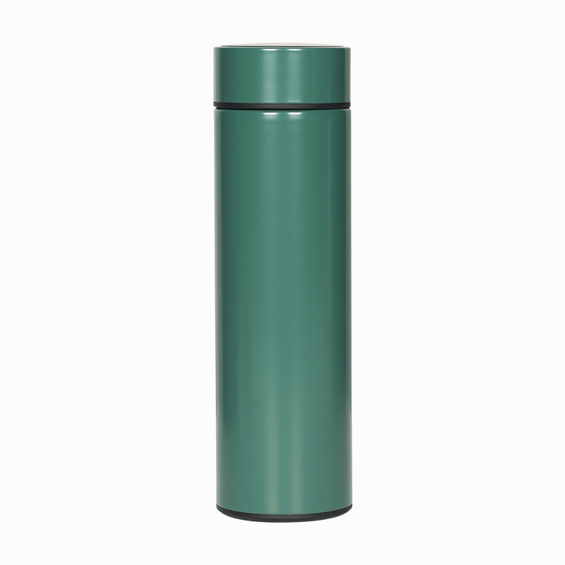 Botellas de agua verdes brillantes