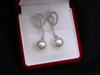 Vente flash - Boucles d'oreilles en or massif 18 carats avec diamants naturels de forme incurvée et perles de culture d'eau salée Akoya japonaises de 8,5 à 9 mm