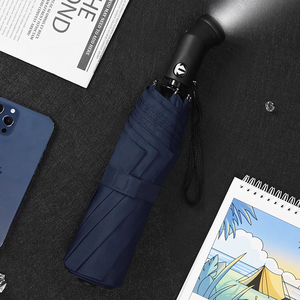 Nhà Sản Xuất Tùy Chỉnh Ưa Thích Mưa An Toàn LED Lần Lượt Xung Quanh Xử Lý 23 Inch 8 K Ba Gấp Ô Với Pouch LED Ánh Sáng Ô - Product Image 1