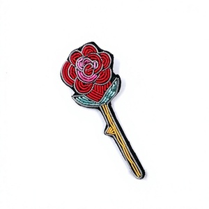INSIGNIA BORDADA EN SEDA DISEÑO DE FLORES - Product Image 1