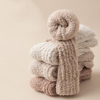 Vente en gros de pantoufles épaisses, chaudes et confortables pour la maison Chaussettes moelleuses pour femmes Chaussettes floues personnalisées