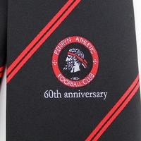 Football Club Anniversaire Hommes Cravates Polyester Jacquard Tissé Logo Personnalisé Chine Rouge Noir Rayé Cravate pour la Vente en Gros