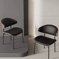 Chaise de salle à manger pliable haut de gamme en bois massif, style moderne du milieu du siècle, dossier rembourré en cuir artificiel, design contemporain en bois courbé