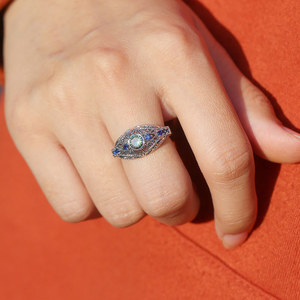 Anello Floreale Traforato Vintage per Donne con Accenti in Vetro Colorato, Accessorio per Dita - Product Image 6