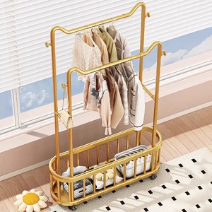 Perchero Doble Dorado de Tres Niveles de 80 cm, Organizador de Ropa Metálico con Cesta de Almacenamiento y Ruedas, Diseño Moderno con Recubrimiento en Polvo - Product Image 3