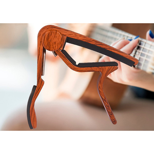 Capo <span class=keywords><strong>de</strong></span> <span class=keywords><strong>guitare</strong></span> <span class=keywords><strong>de</strong></span> haute qualité avec 2 plectres pour guitares acoustiques, folk et classiques - Product Image 4