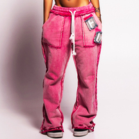 Ensemble de survêtement rose personnalisé avec patchs appliqués imprimés, comprenant un sweat à capuche zippé et un pantalon de jogging coupe courte, effet délavé à l'acide