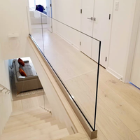 Renovation de bâtiments modernes, sécurité intérieure, garde-corps en verre sans cadre de luxe, main courante en aluminium en forme de U