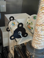 Automatische versgeperste sinaasappelsap-automaat met slim 21,6-inch touchscreen en betaling via munt, contant geld en kaart.