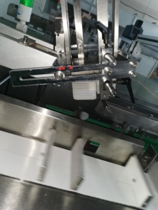 Macchine automatiche per cartonare lenti a contatto si connettono con macchina etichettatrice