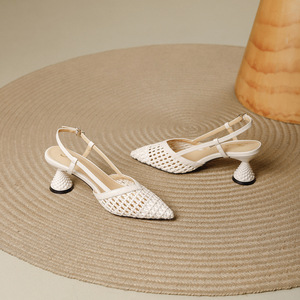 Escarpins noirs à bout pointu en satin avec bride réglable, talon fin clouté, sexy et confortables pour femme – Idéal pour l'été - Product Image 2