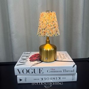 Lampe de chevet créative plissée en tissu floral, rechargeable, style minimaliste moderne, pour chambre à coucher, lumière d'ambiance, vente en gros directe usine - Product Image 1