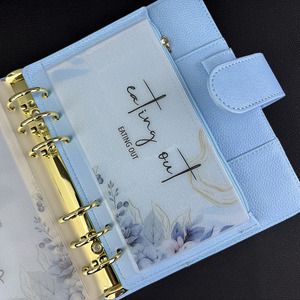 Raccoglitore A6 Personale Ricaricabile per Budget, Laminato Opaco, con Tasche per Risparmi, Personalizzabile, Motivo Floreale Blu su Carta Velina - Product Image 4