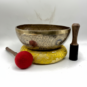 Grand bol chantant tibétain gravé Mandala avec maillets en feutre et bois et coussin doré pour la thérapie par le son - Product Image 1