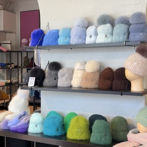 <span class=keywords><strong>Bonnet</strong></span> d'hiver en fourrure de renard coloré avec <span class=keywords><strong>pompon</strong></span> pour femmes <span class=keywords><strong>Bonnet</strong></span> en laine à rayures <span class=keywords><strong>Bonnet</strong></span> personnalisé coloré à larges poignets avec crâne - Product Image 5