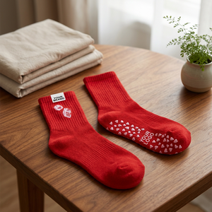 Chaussettes de sport antidérapantes rouges premium avec motif cœur, respirantes et extensibles, pour athlétisme, Pilates, yoga et entraînement (vente en gros) - Product Image 4