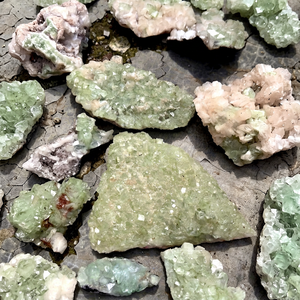 Vente en gros de figurines en apophyllite verte colorée, pierres précieuses naturelles, respectueuses de l'environnement, sur le thème de l'amour, cadeaux en cristaux - Product Image 1