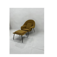 Chaise longue moderne classique. Chaise de ventre