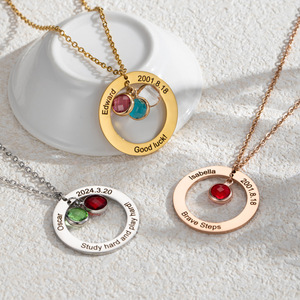 Collar Haomi de Acero Inoxidable con Colgante de Disco Grabado con Números y Letras en Inglés, Piedra de Nacimiento - Product Image 1