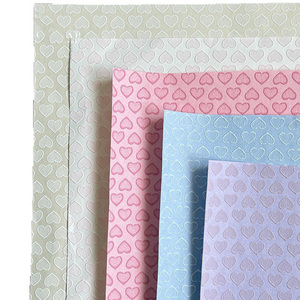 กระดาษห่อดอกไม้วาเลนไทน์ลายหัวใจลูกพีชแบบนูนและเว้า ปี 2026 รุ่น New Love Embossed Packaging Paper - Product Image 5
