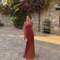 Robe longue en mousseline asymétrique pour femme avec détail anneau métallique, taille froncée, coupe sirène fluide, idéale pour soirée
