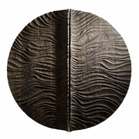 Sculpture murale ronde texturée sur mesure, avec des sillons horizontaux ondulés, ton patiné, œuvre d'art pour projet hôtelier, décoration personnalisée