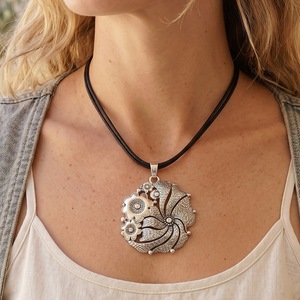 Collar de cuero negro de varias hebras con colgante de corazón plateado vintage, joyería de moda bohemia para mujer para uso diario. - Product Image 6
