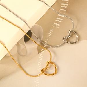 Collar de Moda Minimalista de Acero Inoxidable, Chapado en Oro de 18K, con Colgante de Corazón Hueco, Collar de Amor para Mujer - Product Image 6