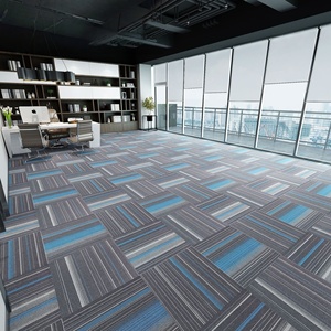 Dalles <span class=keywords><strong>de</strong></span> <span class=keywords><strong>moquette</strong></span> modulaires en nylon géométriques <span class=keywords><strong>de</strong></span> luxe 50x50cm, tapis <span class=keywords><strong>de</strong></span> sol robustes pour bureaux et espaces commerciaux - Product Image 1