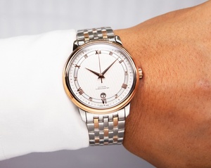 Reloj de Lujo Avanzado con Movimiento Mecánico Automático, Espejo de Zafiro, Correa de Acero Inoxidable y Marcadores de Hora con Diamantes para Omegaes - Product Image 4