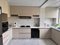 Meubles sur mesure pour toute la maison : armoires de cuisine, meubles de salle de bain, armoires de rangement – Installation facile, style moderne et minimaliste, entretien simple.