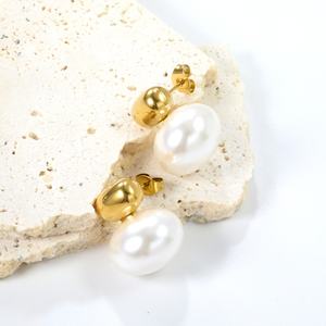 Modernos Pendientes de Bola Gruesos de Acero Inoxidable Chapados en Oro de 18K para Mujer, Resistentes al Agua, con Perlas Clásicas - Product Image 4