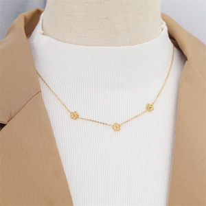 Collier ras-de-cou vintage en acier inoxydable avec pendentif fleur de prunier plaqué or - Product Image 2