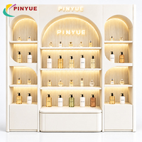 Meuble armoire mural LED moderne sur mesure pour salon de beauté, étagère de présentation à panneaux cannelés, vitrine d'assemblage pour parfums, rangement cosmétique