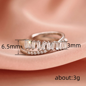 Anello da Cocktail T0669 per Donna con Zirconia Cubica Taglio Smeraldo e Incastonatura a Canale, Anelli di Moda per Matrimonio - Product Image 4