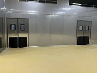 Porte battante à cadre en acier inoxydable, résistante aux chocs, ouverture bidirectionnelle pour accès intérieur d'atelier industriel