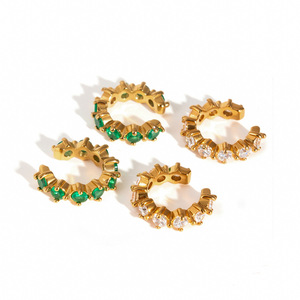 Pendientes Huggie de Oro de 18K y Acero Inoxidable con Circonita Blanca Redonda en Engaste de Garra para Uso Diario - Product Image 5