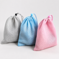 Sacs de rangement en maille noire en nylon épais et durable avec cordon de serrage, sacs d'emballage réutilisables en polyester pour savon avec étiquette tissée