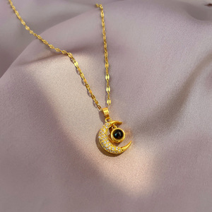 Delicata Collana Luna Crescente in Acciaio Inossidabile Placcato Oro 18K PVD, Non Ossidabile, con Scritta 'Ti Amo' in 100 Lingue, Gioiello per Donne - Product Image 2